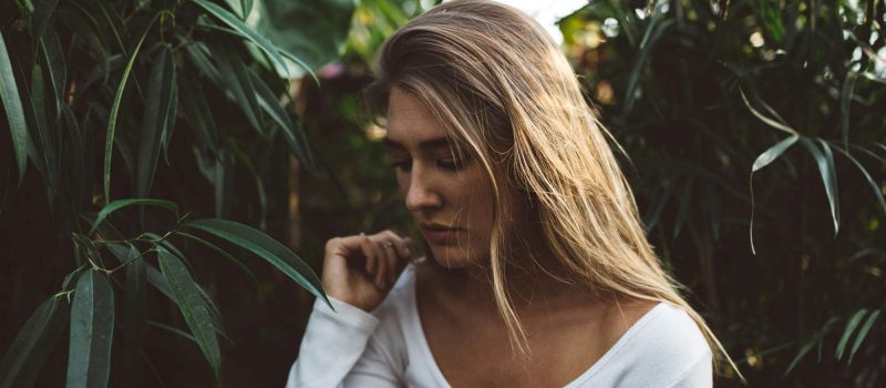 Vrouw tussen groene planten_brooke-cagle-Unsplash