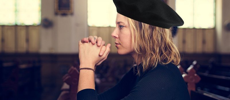 Vrouw zit in kerk